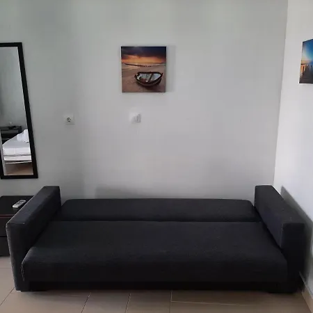 In With Sea Views & Pool Daire