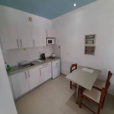 In With Sea Views & Pool Daire