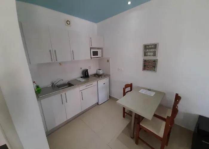 In With Sea Views & Pool Appartement