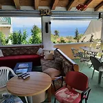 In With Sea Views & Pool 公寓